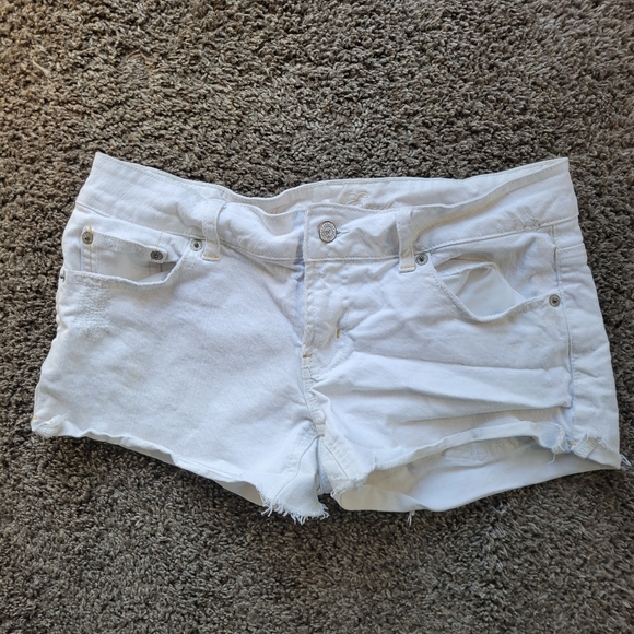 American Eagle White Distressed Short Shorts Size 6 Womans - Picture 1 of 12